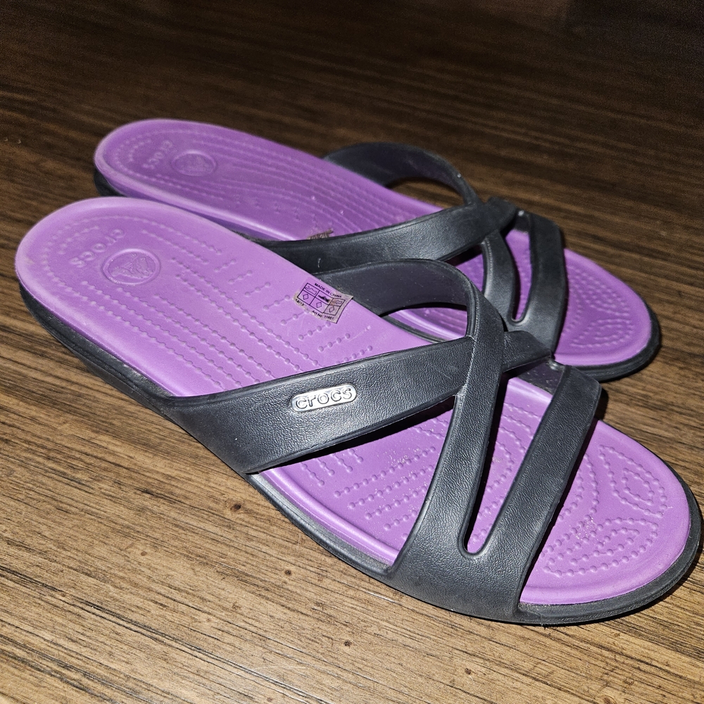 CROCS Women's Sandals with Black Straps and Purple Footbed Sz 10